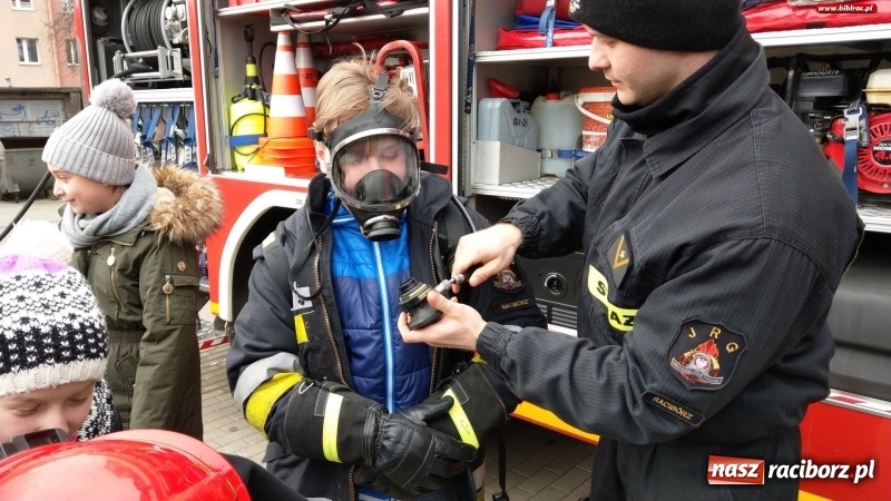 Zdjęcie w galerii na portalu naszraciborz.pl: Ferie w Bibliotece. Młodzi czytelnicy spotkali się ze strażakami wiadomości z regionu