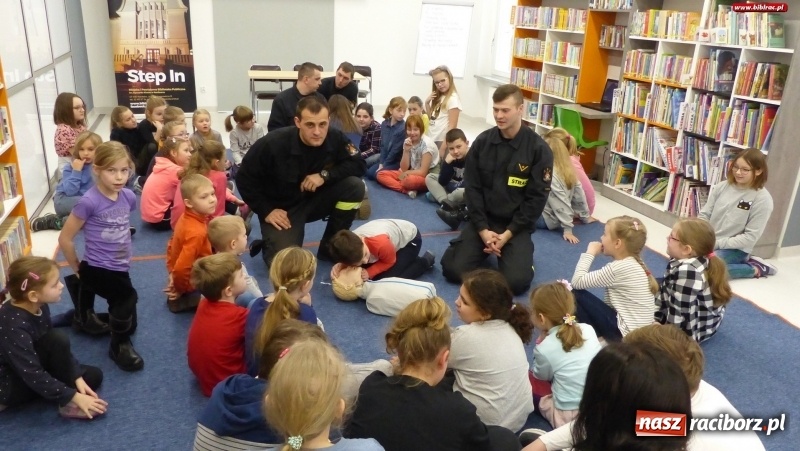 Zdjęcie w galerii na portalu naszraciborz.pl: Ferie w Bibliotece. Młodzi czytelnicy spotkali się ze strażakami wiadomości z regionu