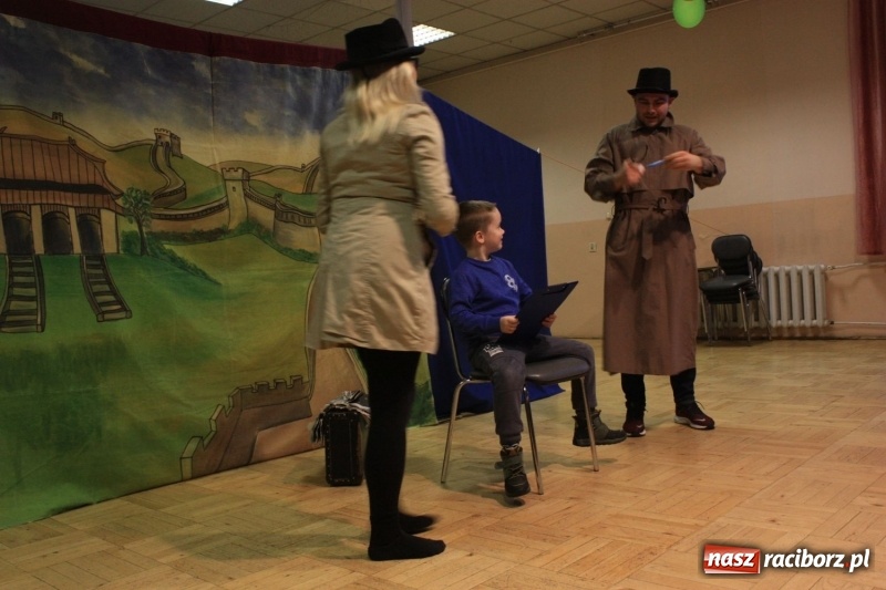 Zdjęcie w galerii na portalu naszraciborz.pl: Spektakl Detektyw Zagadka w Bojanowie wiadomości z regionu