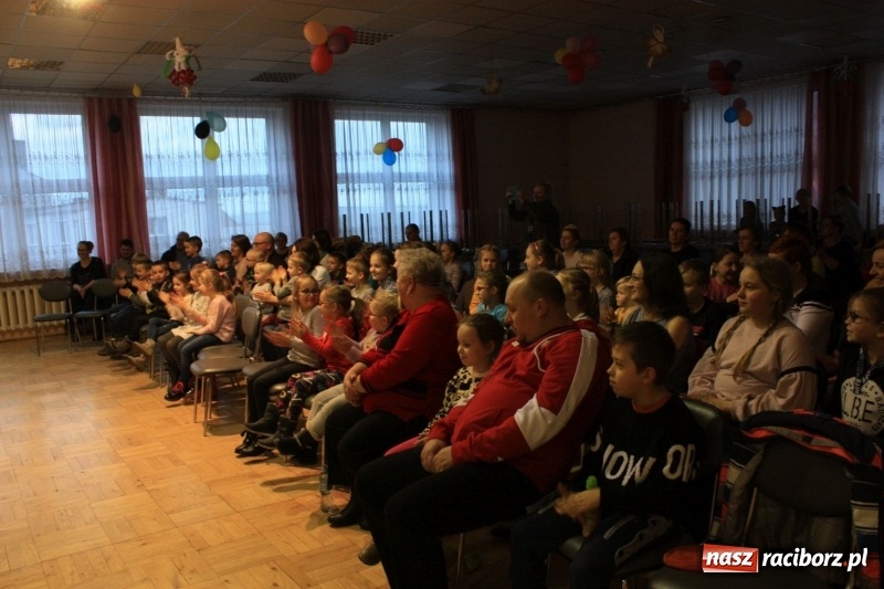 Zdjęcie w galerii na portalu naszraciborz.pl: Spektakl Detektyw Zagadka w Bojanowie wiadomości z regionu