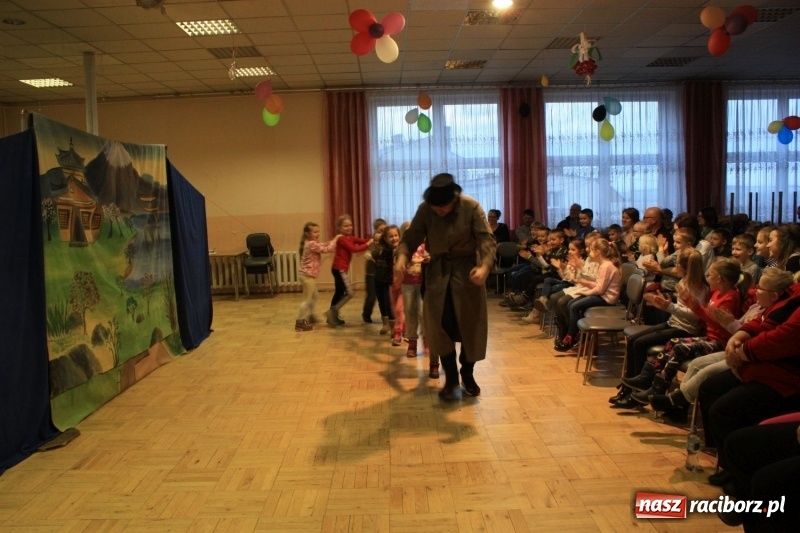 Zdjęcie w galerii na portalu naszraciborz.pl: Spektakl Detektyw Zagadka w Bojanowie wiadomości z regionu