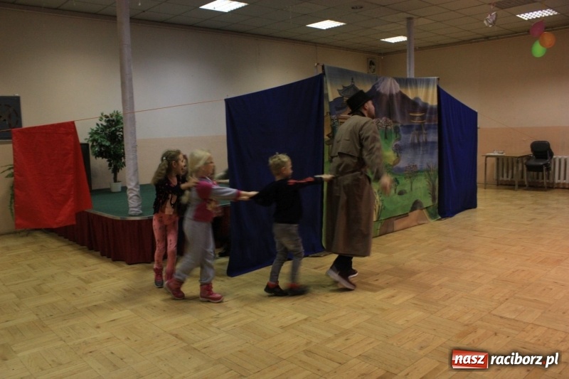 Zdjęcie w galerii na portalu naszraciborz.pl: Spektakl Detektyw Zagadka w Bojanowie wiadomości z regionu