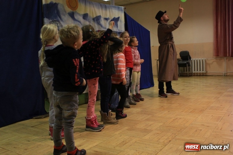 Zdjęcie w galerii na portalu naszraciborz.pl: Spektakl Detektyw Zagadka w Bojanowie wiadomości z regionu