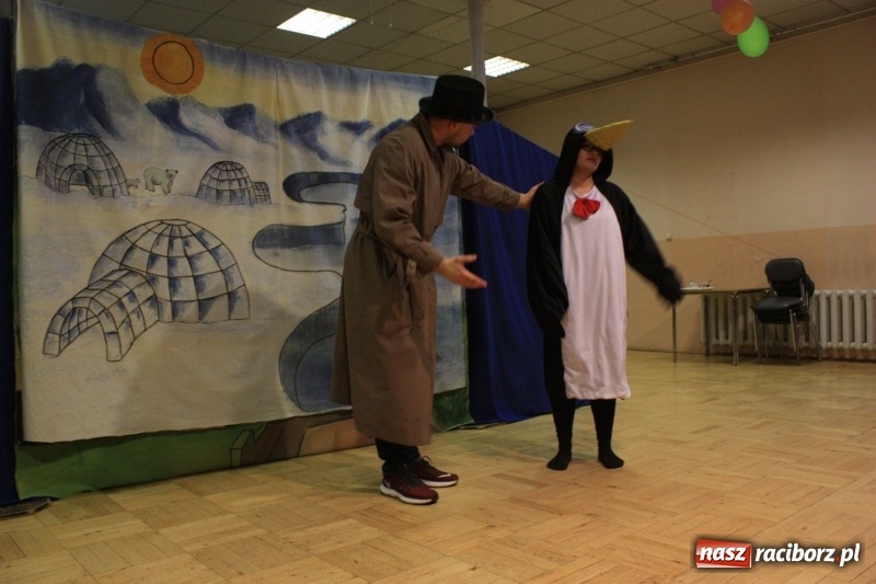 Zdjęcie w galerii na portalu naszraciborz.pl: Spektakl Detektyw Zagadka w Bojanowie wiadomości z regionu