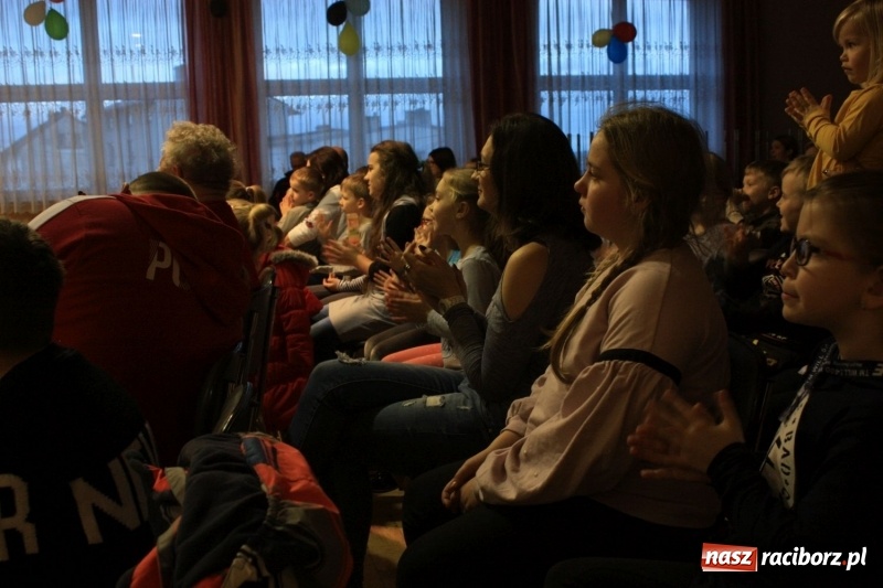 Zdjęcie w galerii na portalu naszraciborz.pl: Spektakl Detektyw Zagadka w Bojanowie wiadomości z regionu