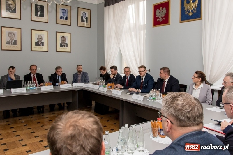 Zdjęcie w galerii na portalu naszraciborz.pl: Kolejowo-drogowa przyszłość Raciborza i okolic. Spotkanie w Katowicach  wiadomości z regionu