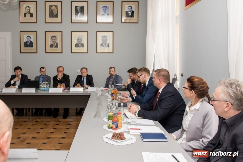 Zdjęcie w galerii na portalu naszraciborz.pl: Kolejowo-drogowa przyszłość Raciborza i okolic. Spotkanie w Katowicach  wiadomości z regionu