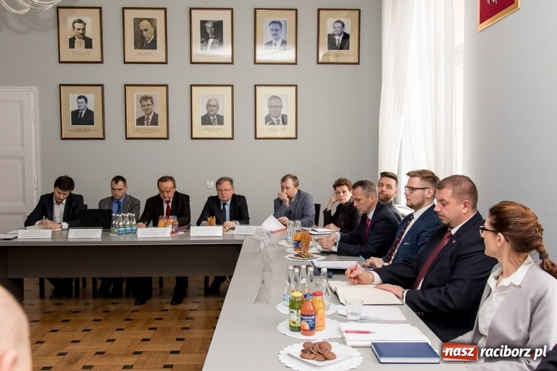 Zdjęcie w galerii na portalu naszraciborz.pl: Kolejowo-drogowa przyszłość Raciborza i okolic. Spotkanie w Katowicach  wiadomości z regionu