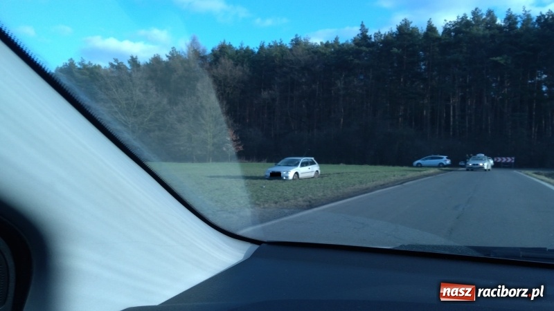 Zdjęcie w galerii na portalu naszraciborz.pl: Ten zakręt nie wybacza brawury. Szaleństwo i łamanie przepisów pod Oborą i w Markowicach  wiadomości z regionu