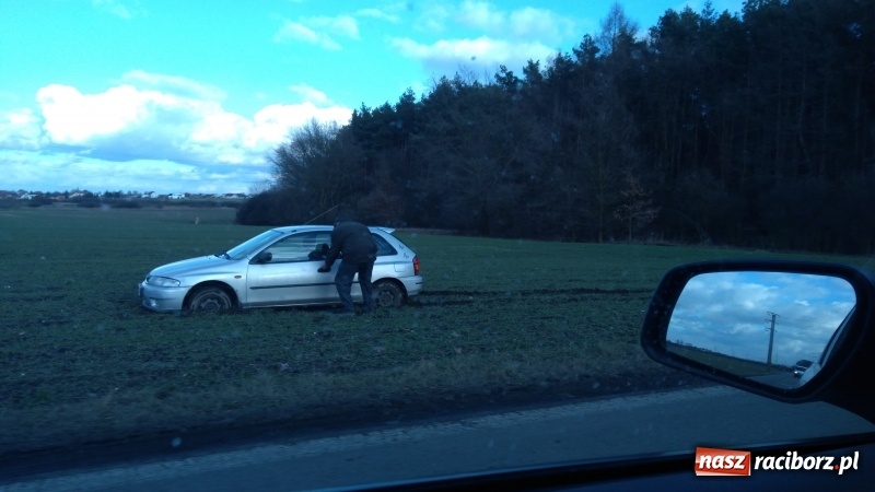 Zdjęcie w galerii na portalu naszraciborz.pl: Ten zakręt nie wybacza brawury. Szaleństwo i łamanie przepisów pod Oborą i w Markowicach  wiadomości z regionu
