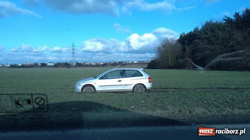 Zdjęcie w galerii na portalu naszraciborz.pl: Ten zakręt nie wybacza brawury. Szaleństwo i łamanie przepisów pod Oborą i w Markowicach  wiadomości z regionu