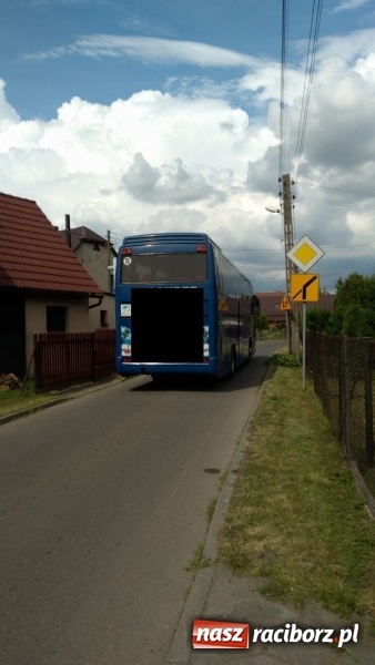 Zdjęcie w galerii na portalu naszraciborz.pl: Ten zakręt nie wybacza brawury. Szaleństwo i łamanie przepisów pod Oborą i w Markowicach  wiadomości z regionu