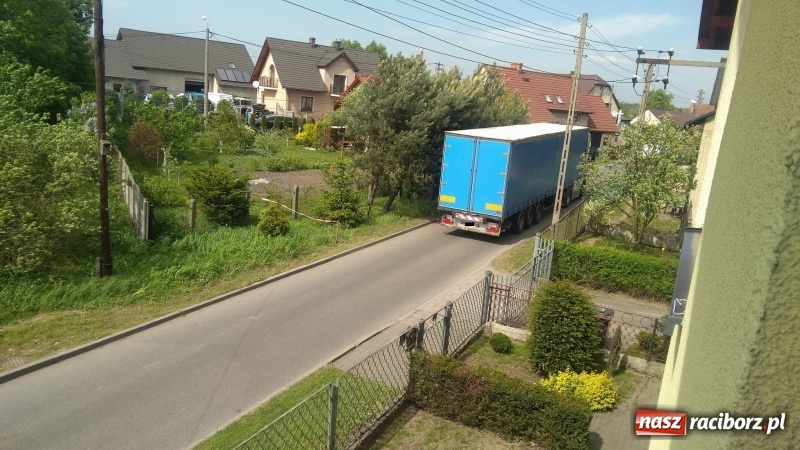 Zdjęcie w galerii na portalu naszraciborz.pl: Ten zakręt nie wybacza brawury. Szaleństwo i łamanie przepisów pod Oborą i w Markowicach  wiadomości z regionu