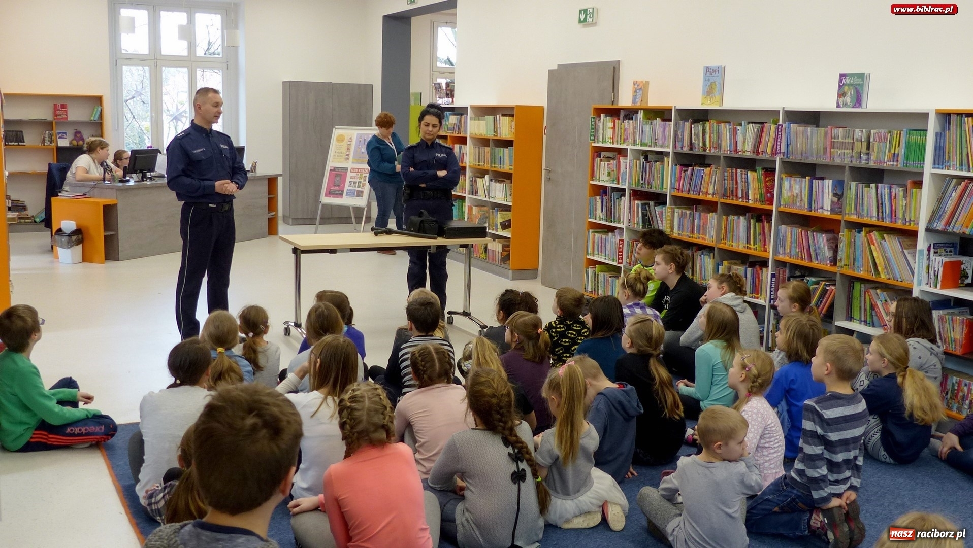 Zdjęcie w galerii na portalu naszraciborz.pl: Uczestnicy ferii z biblioteką poznali tajniki pracy policjanta wiadomości z regionu