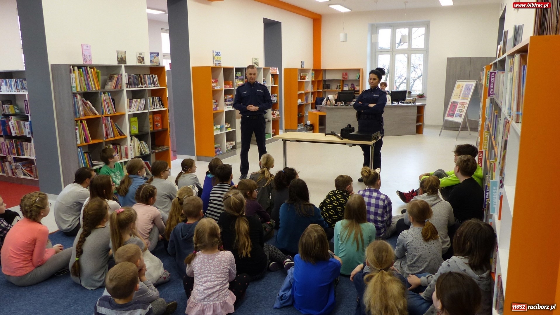 Zdjęcie w galerii na portalu naszraciborz.pl: Uczestnicy ferii z biblioteką poznali tajniki pracy policjanta wiadomości z regionu
