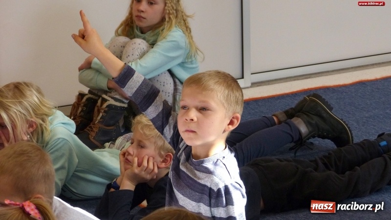Zdjęcie w galerii na portalu naszraciborz.pl: Uczestnicy ferii z biblioteką poznali tajniki pracy policjanta wiadomości z regionu