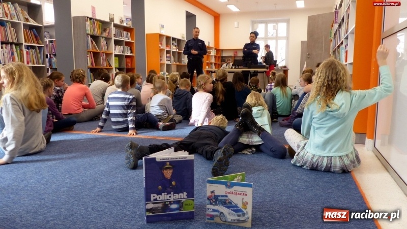 Zdjęcie w galerii na portalu naszraciborz.pl: Uczestnicy ferii z biblioteką poznali tajniki pracy policjanta wiadomości z regionu