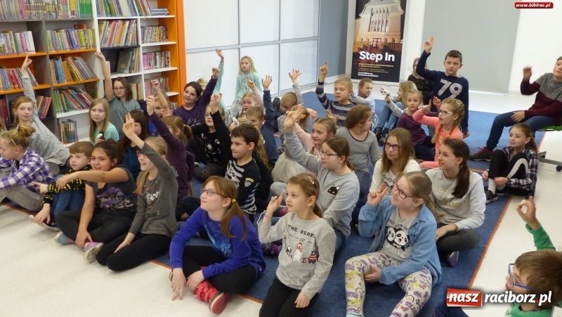 Zdjęcie w galerii na portalu naszraciborz.pl: Uczestnicy ferii z biblioteką poznali tajniki pracy policjanta wiadomości z regionu