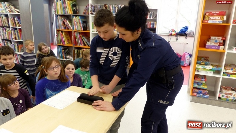 Zdjęcie w galerii na portalu naszraciborz.pl: Uczestnicy ferii z biblioteką poznali tajniki pracy policjanta wiadomości z regionu