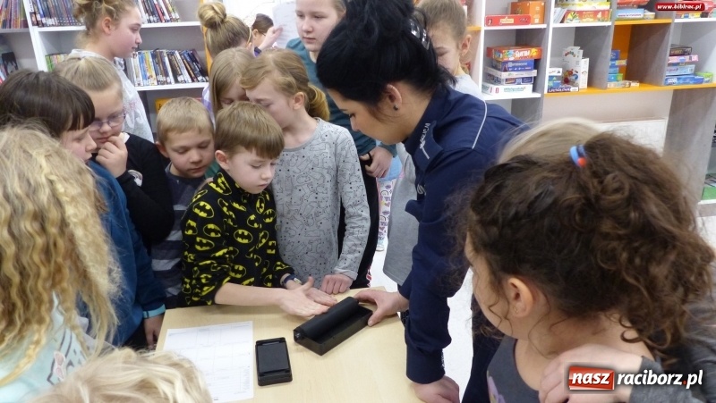 Zdjęcie w galerii na portalu naszraciborz.pl: Uczestnicy ferii z biblioteką poznali tajniki pracy policjanta wiadomości z regionu