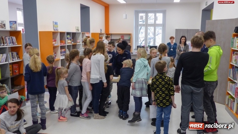 Zdjęcie w galerii na portalu naszraciborz.pl: Uczestnicy ferii z biblioteką poznali tajniki pracy policjanta wiadomości z regionu