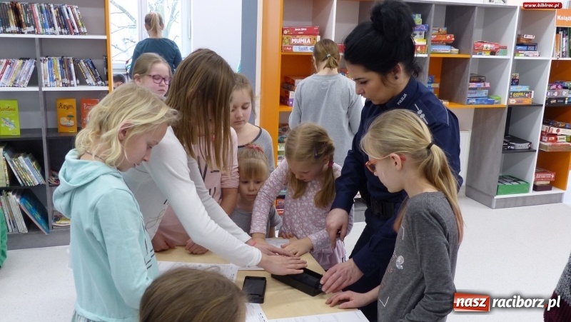 Zdjęcie w galerii na portalu naszraciborz.pl: Uczestnicy ferii z biblioteką poznali tajniki pracy policjanta wiadomości z regionu