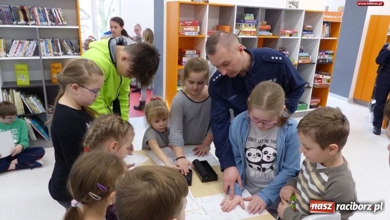 Zdjęcie w galerii na portalu naszraciborz.pl: Uczestnicy ferii z biblioteką poznali tajniki pracy policjanta wiadomości z regionu