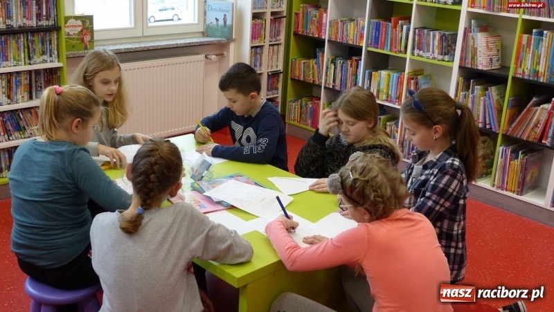 Zdjęcie w galerii na portalu naszraciborz.pl: Uczestnicy ferii z biblioteką poznali tajniki pracy policjanta wiadomości z regionu
