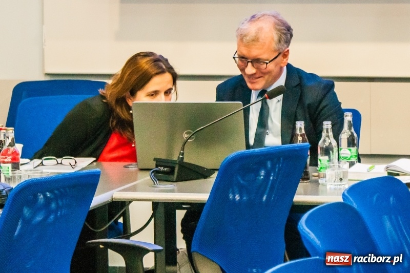 Zdjęcie w galerii na portalu naszraciborz.pl: Walka z wiatrakami trwa. Spotkanie w raciborskim magistracie wiadomości z regionu