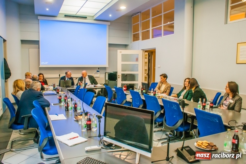 Zdjęcie w galerii na portalu naszraciborz.pl: Walka z wiatrakami trwa. Spotkanie w raciborskim magistracie wiadomości z regionu