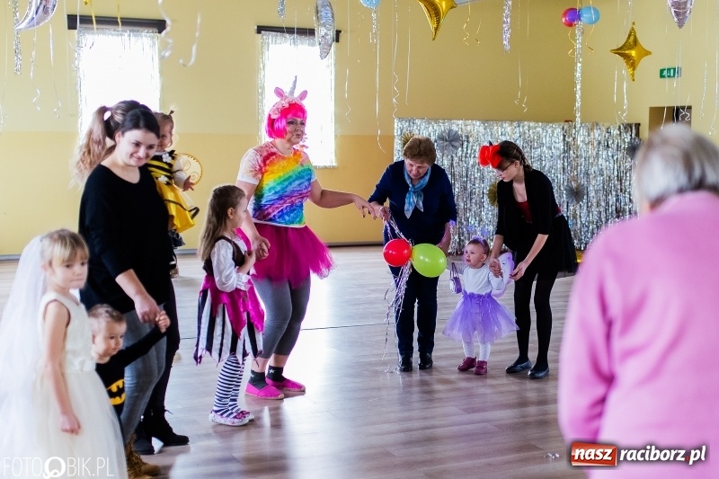 Zdjęcie w galerii na portalu naszraciborz.pl: Kolorowe bale przebierańców w Pietrowicach Wielkich wiadomości z regionu