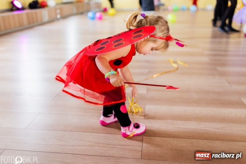 Zdjęcie w galerii na portalu naszraciborz.pl: Kolorowe bale przebierańców w Pietrowicach Wielkich wiadomości z regionu