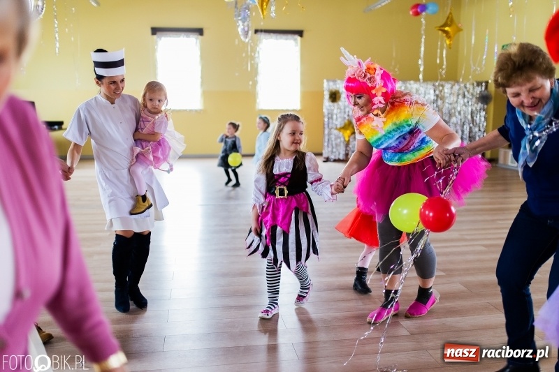 Zdjęcie w galerii na portalu naszraciborz.pl: Kolorowe bale przebierańców w Pietrowicach Wielkich wiadomości z regionu