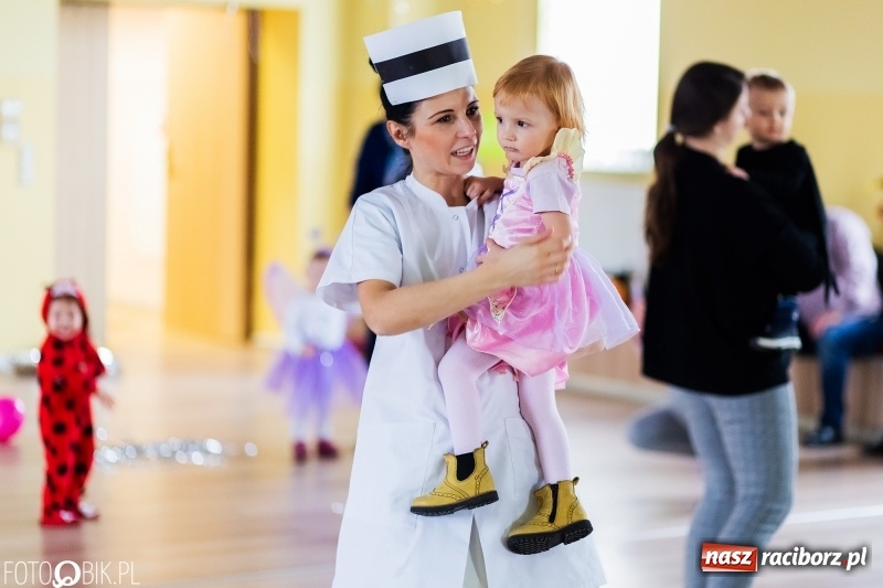 Zdjęcie w galerii na portalu naszraciborz.pl: Kolorowe bale przebierańców w Pietrowicach Wielkich wiadomości z regionu