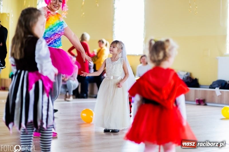 Zdjęcie w galerii na portalu naszraciborz.pl: Kolorowe bale przebierańców w Pietrowicach Wielkich wiadomości z regionu