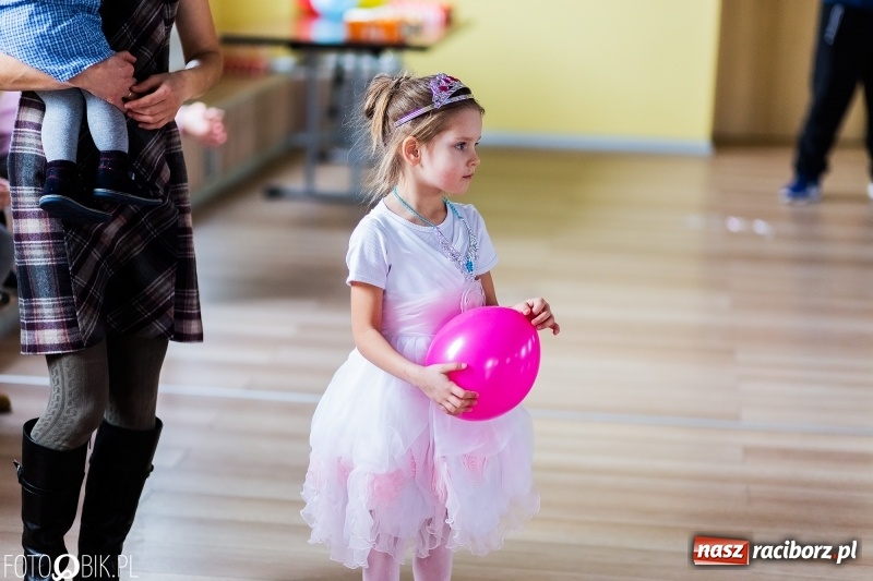 Zdjęcie w galerii na portalu naszraciborz.pl: Kolorowe bale przebierańców w Pietrowicach Wielkich wiadomości z regionu