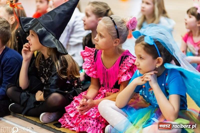 Zdjęcie w galerii na portalu naszraciborz.pl: Kolorowe bale przebierańców w Pietrowicach Wielkich wiadomości z regionu