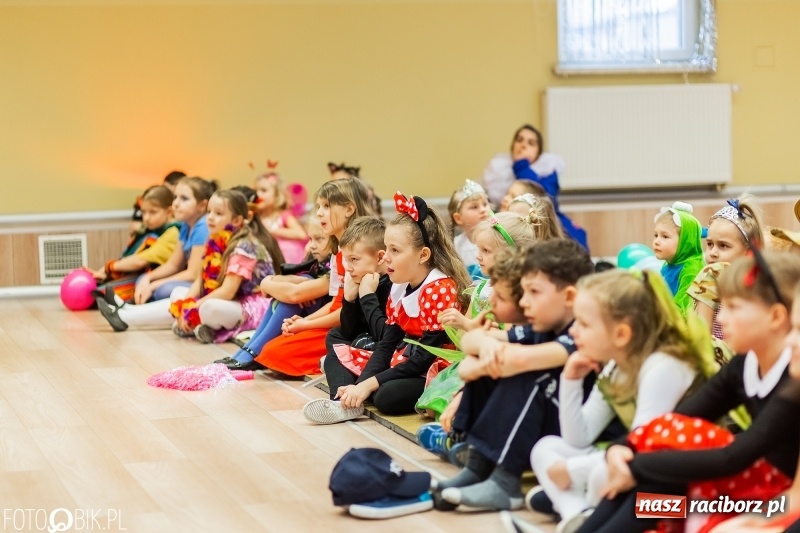 Zdjęcie w galerii na portalu naszraciborz.pl: Kolorowe bale przebierańców w Pietrowicach Wielkich wiadomości z regionu