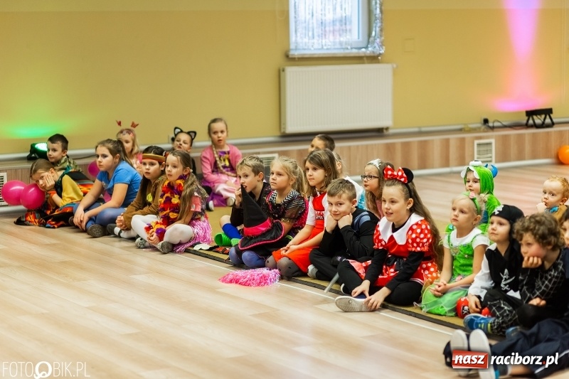 Zdjęcie w galerii na portalu naszraciborz.pl: Kolorowe bale przebierańców w Pietrowicach Wielkich wiadomości z regionu