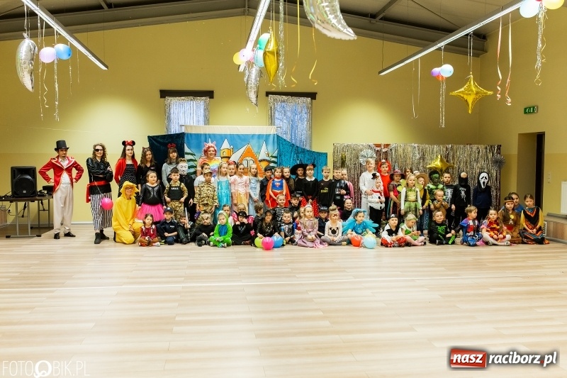 Zdjęcie w galerii na portalu naszraciborz.pl: Kolorowe bale przebierańców w Pietrowicach Wielkich wiadomości z regionu