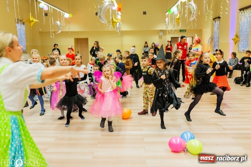 Zdjęcie w galerii na portalu naszraciborz.pl: Kolorowe bale przebierańców w Pietrowicach Wielkich wiadomości z regionu