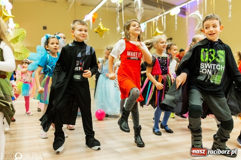 Zdjęcie w galerii na portalu naszraciborz.pl: Kolorowe bale przebierańców w Pietrowicach Wielkich wiadomości z regionu