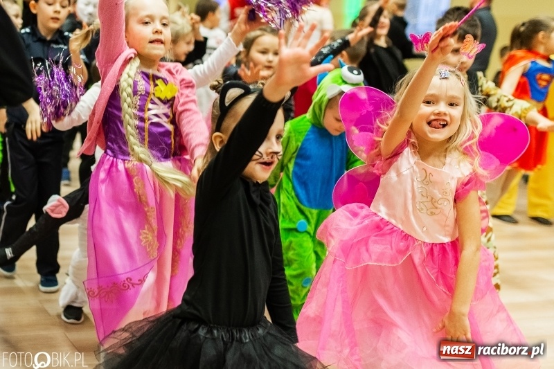 Zdjęcie w galerii na portalu naszraciborz.pl: Kolorowe bale przebierańców w Pietrowicach Wielkich wiadomości z regionu