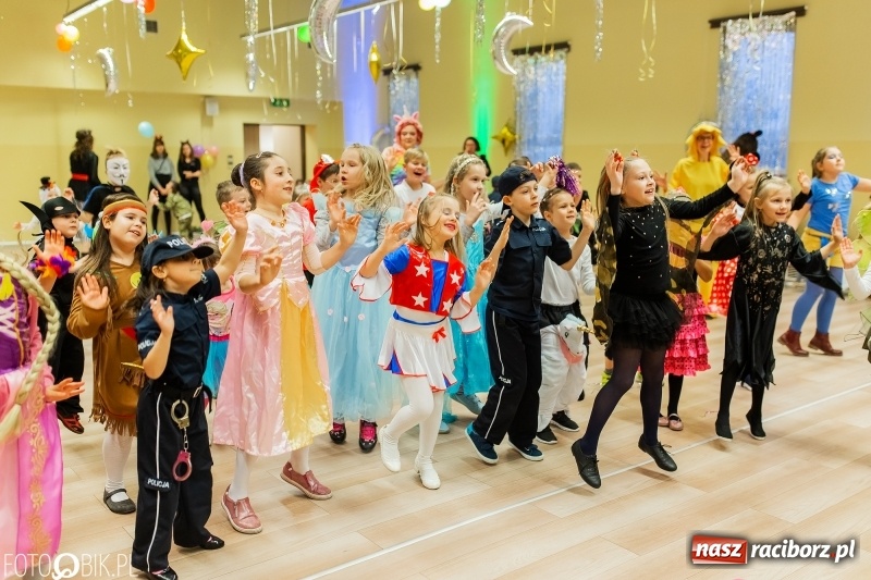 Zdjęcie w galerii na portalu naszraciborz.pl: Kolorowe bale przebierańców w Pietrowicach Wielkich wiadomości z regionu