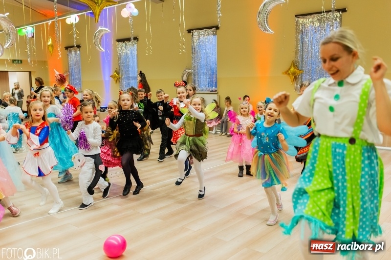 Zdjęcie w galerii na portalu naszraciborz.pl: Kolorowe bale przebierańców w Pietrowicach Wielkich wiadomości z regionu