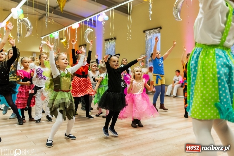 Zdjęcie w galerii na portalu naszraciborz.pl: Kolorowe bale przebierańców w Pietrowicach Wielkich wiadomości z regionu