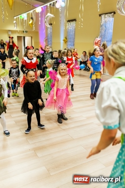 Zdjęcie w galerii na portalu naszraciborz.pl: Kolorowe bale przebierańców w Pietrowicach Wielkich wiadomości z regionu