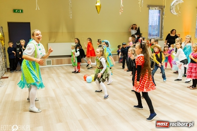 Zdjęcie w galerii na portalu naszraciborz.pl: Kolorowe bale przebierańców w Pietrowicach Wielkich wiadomości z regionu