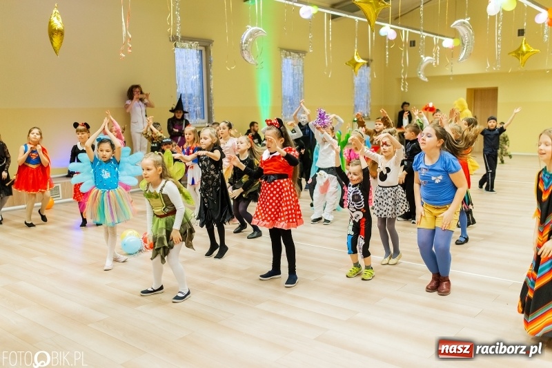 Zdjęcie w galerii na portalu naszraciborz.pl: Kolorowe bale przebierańców w Pietrowicach Wielkich wiadomości z regionu