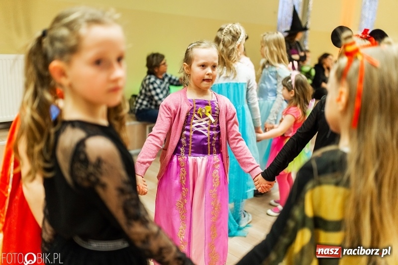 Zdjęcie w galerii na portalu naszraciborz.pl: Kolorowe bale przebierańców w Pietrowicach Wielkich wiadomości z regionu
